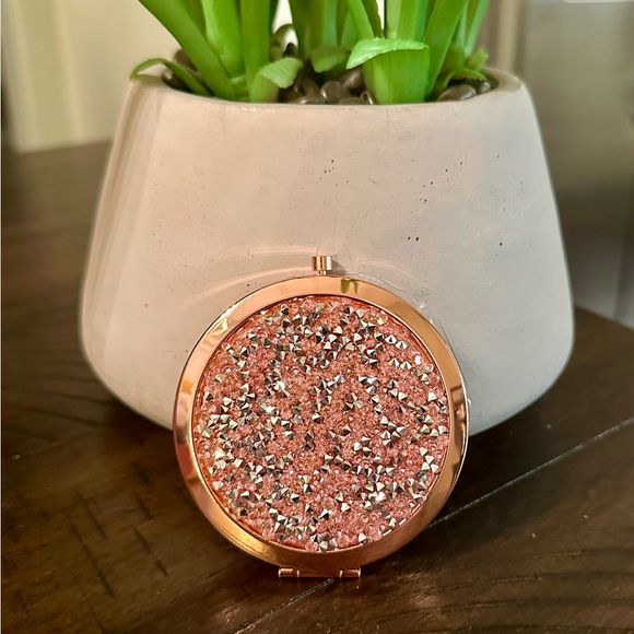 NEW!! Glam Compact Mirror - Picture 2 of 13